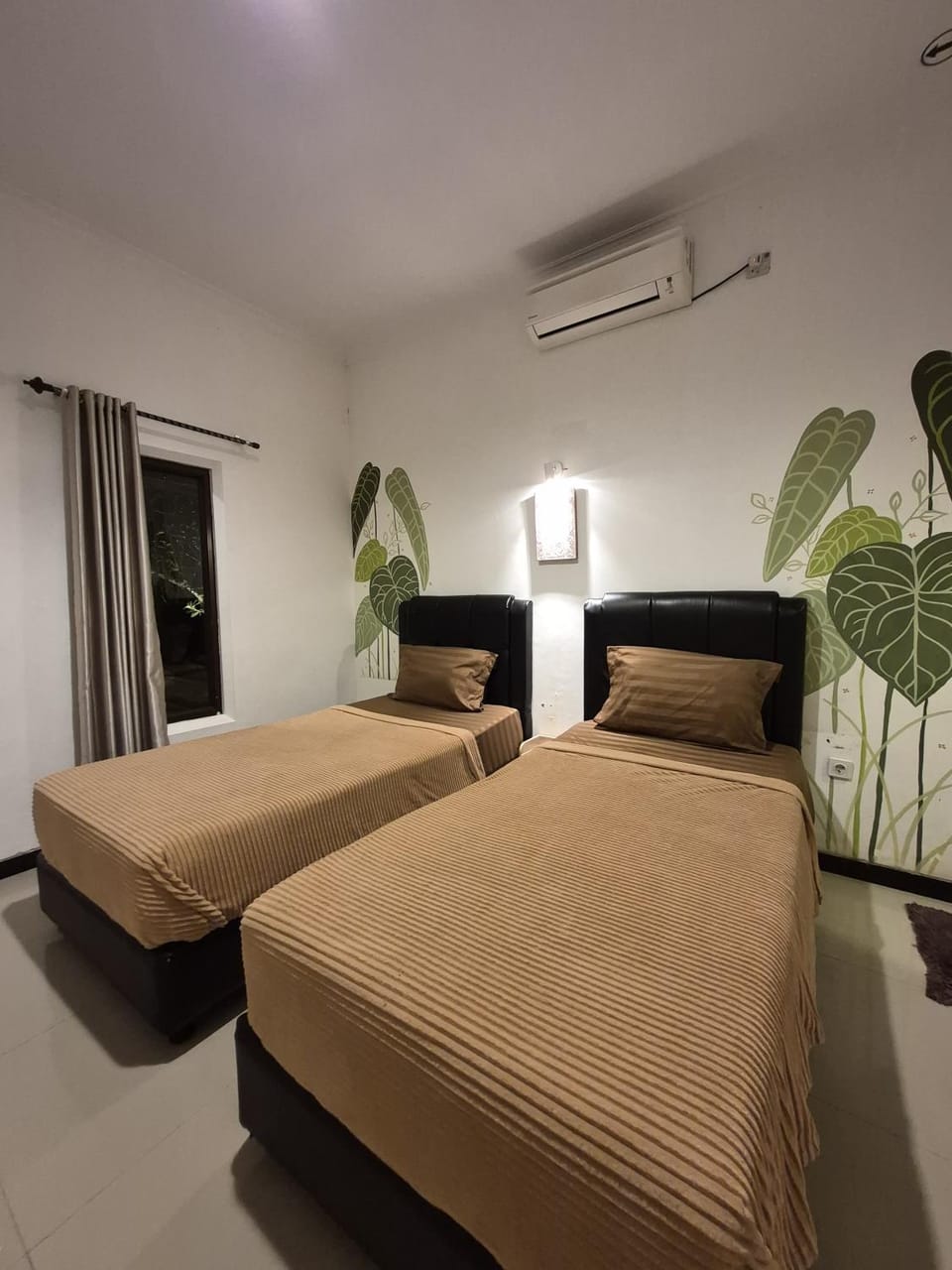 Bed, Photo of the whole room, Bedroom, air conditioner