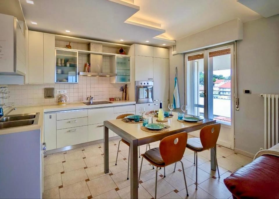 Kitchen or kitchenette, Dining area, dishwasher, stove