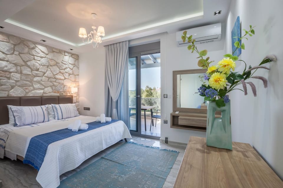 Bed, Living room, Photo of the whole room, Seating area, Bedroom