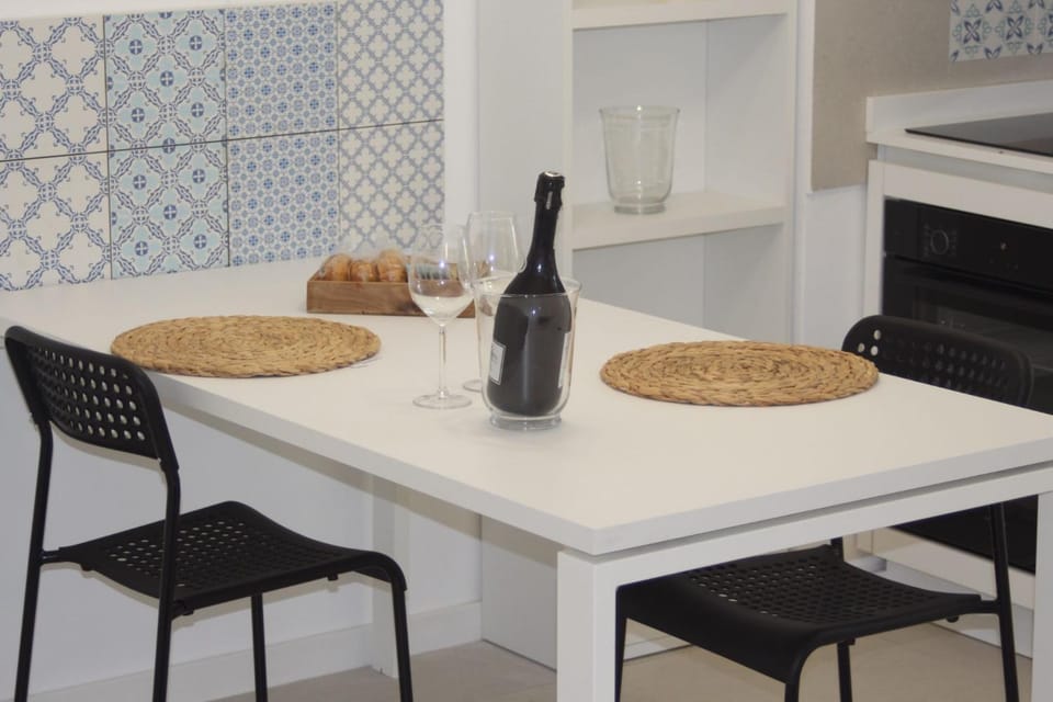 Kitchen or kitchenette, Food and drinks, Dining area