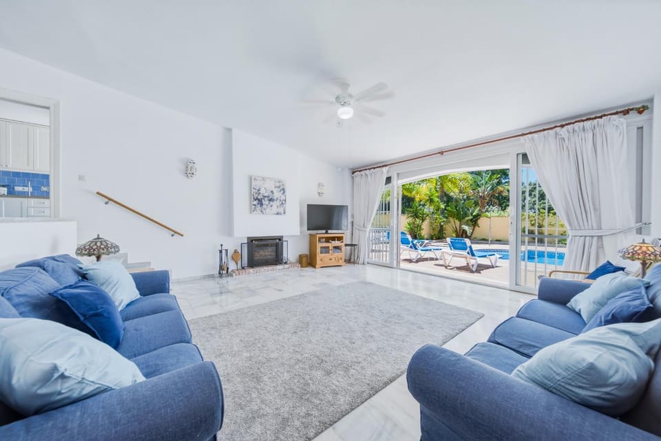 TV and multimedia, Living room, Pool view, fireplace
