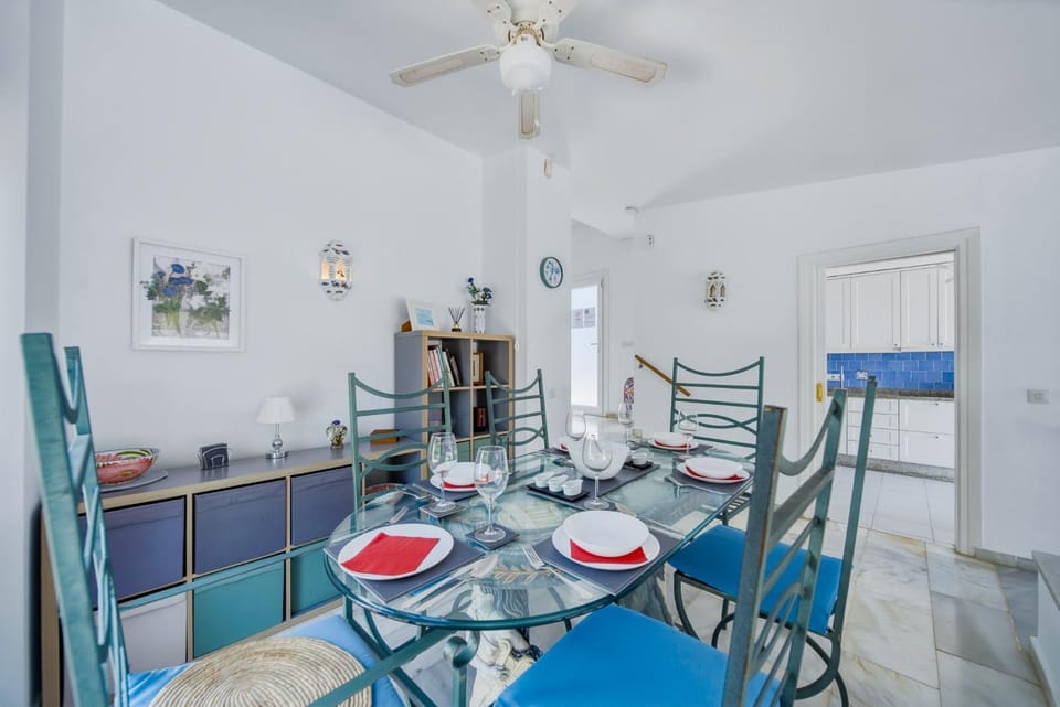 Seating area, Dining area