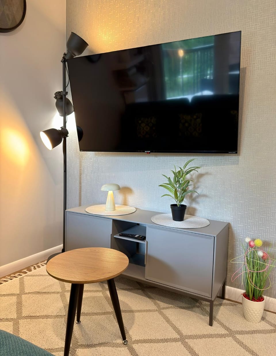Communal lounge/ TV room, TV and multimedia, Living room, Seating area, Evening entertainment