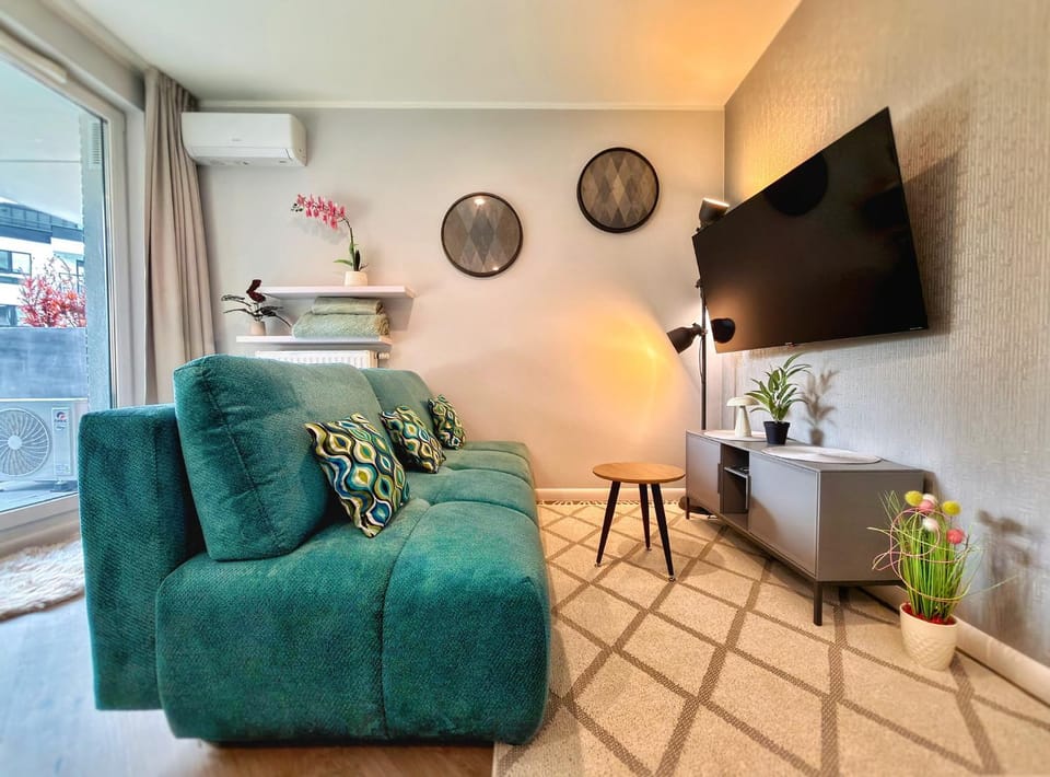 TV and multimedia, Living room, Seating area, Evening entertainment