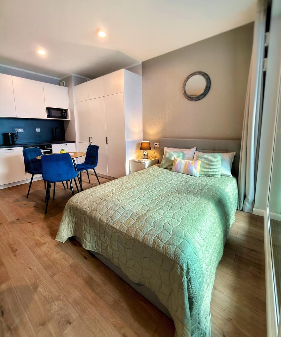 Bed, Kitchen or kitchenette, Living room, Photo of the whole room, Seating area, Bedroom, minibar