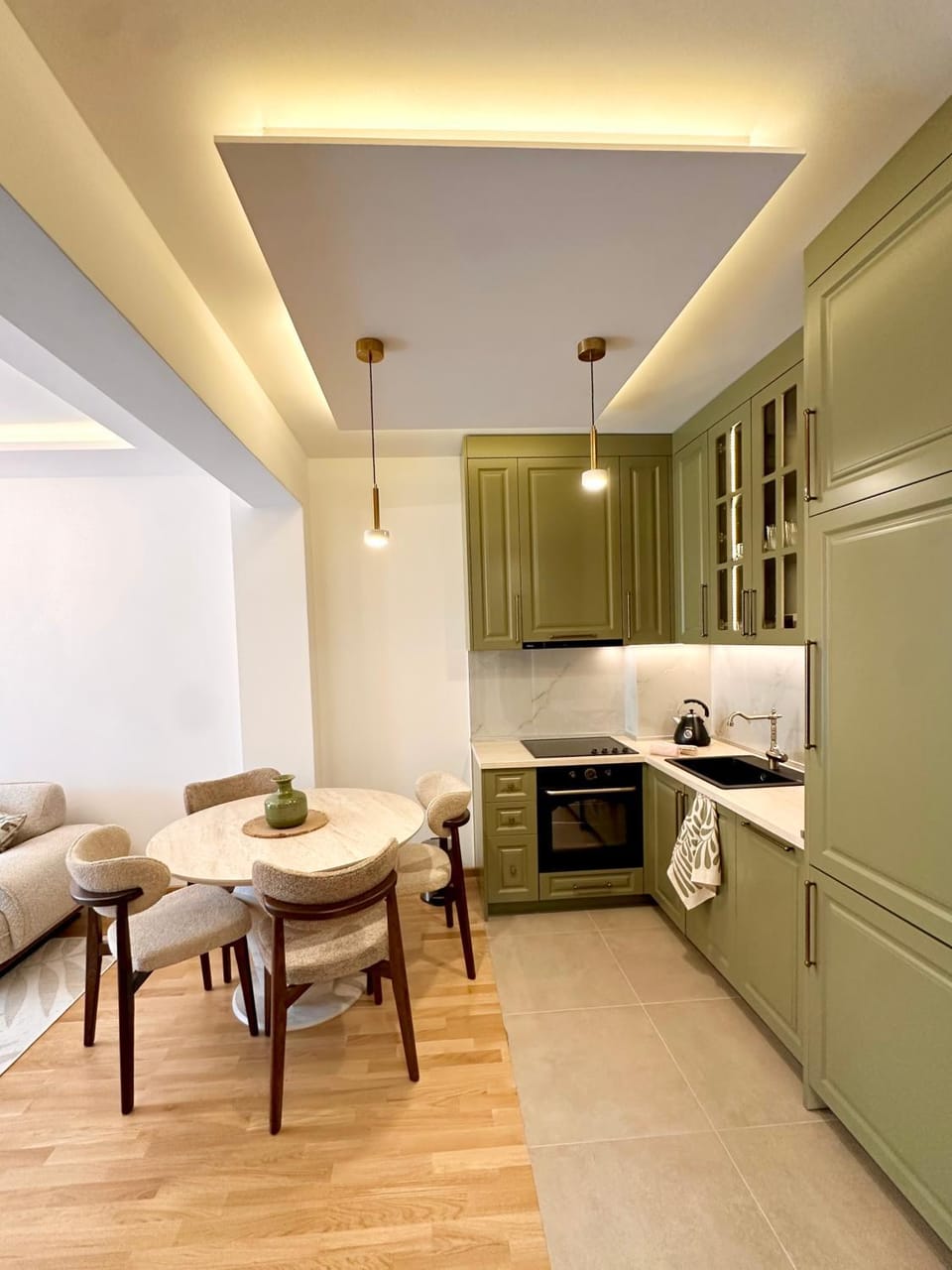 Kitchen or kitchenette, Dining area, oven, stove
