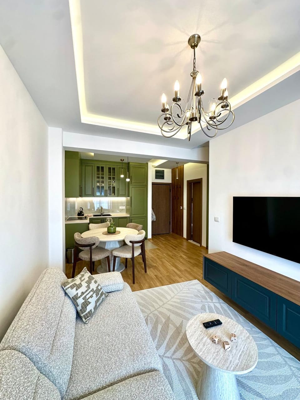 TV and multimedia, Kitchen or kitchenette, Living room, Seating area, Dining area