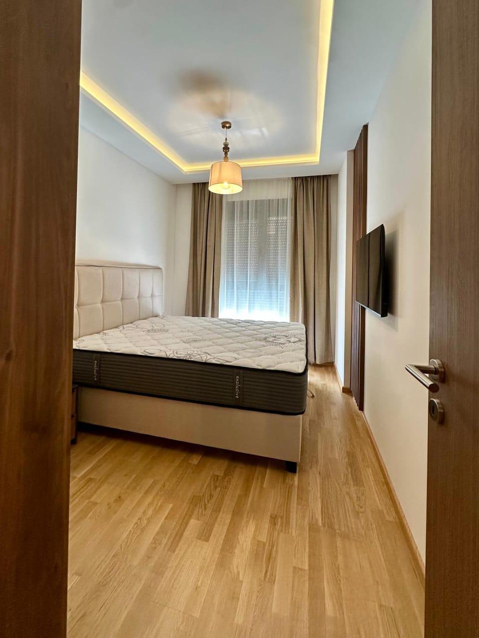 Bed, TV and multimedia, Photo of the whole room, Bedroom