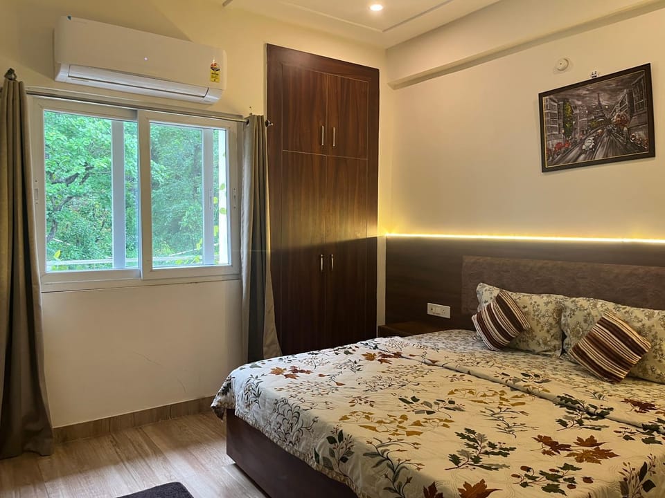 Bed, Photo of the whole room, Bedroom, internet, air conditioner