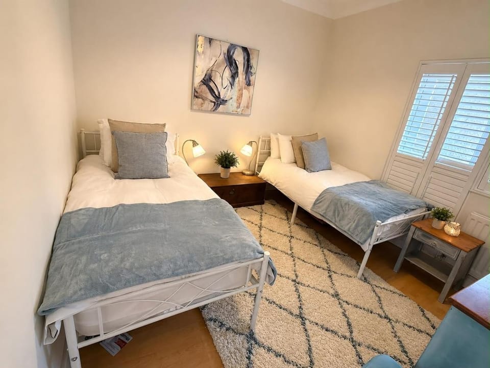 Sea & Lighthouse Views Patio & Parking Apartment in Saint Ives
