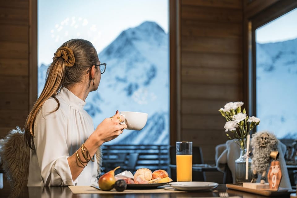Restaurant/places to eat, People, Natural landscape, Food and drinks, Food, Mountain view, Breakfast, Drinks