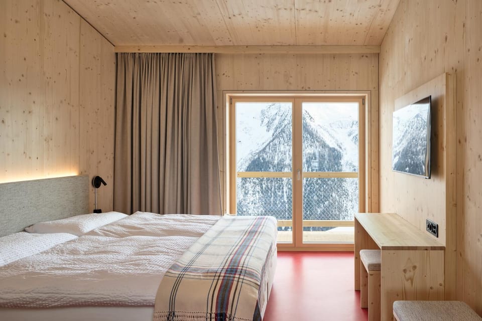 Bed, Natural landscape, TV and multimedia, Balcony/Terrace, Bedroom, Mountain view