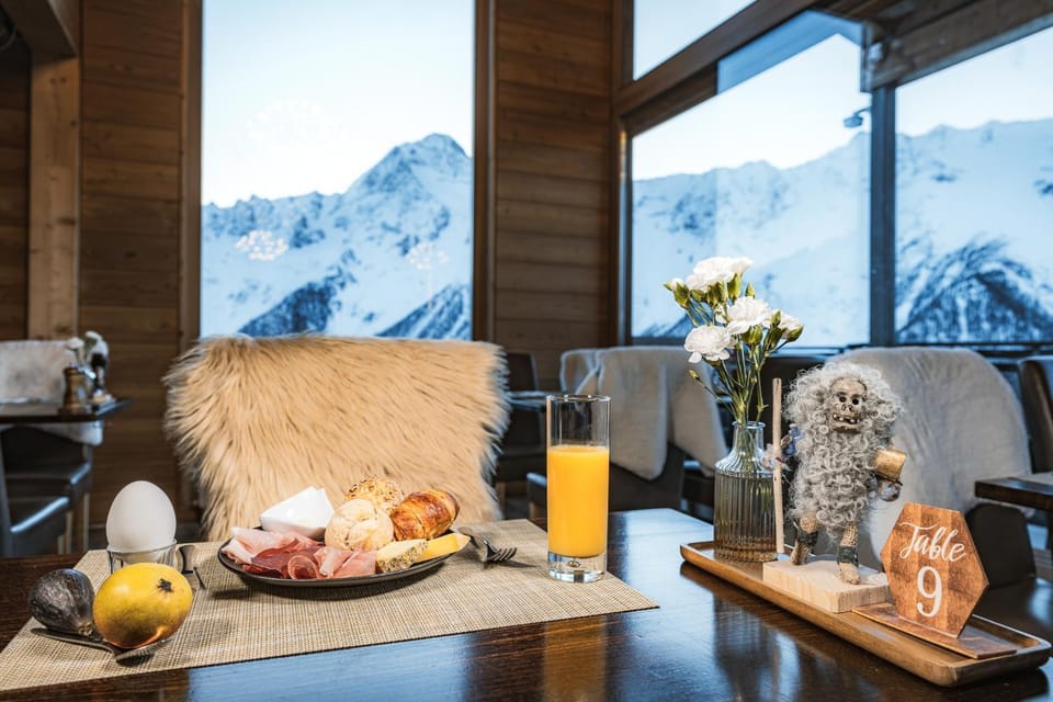 Natural landscape, Winter, Food and drinks, Seating area, Food, Mountain view, Breakfast, Drinks