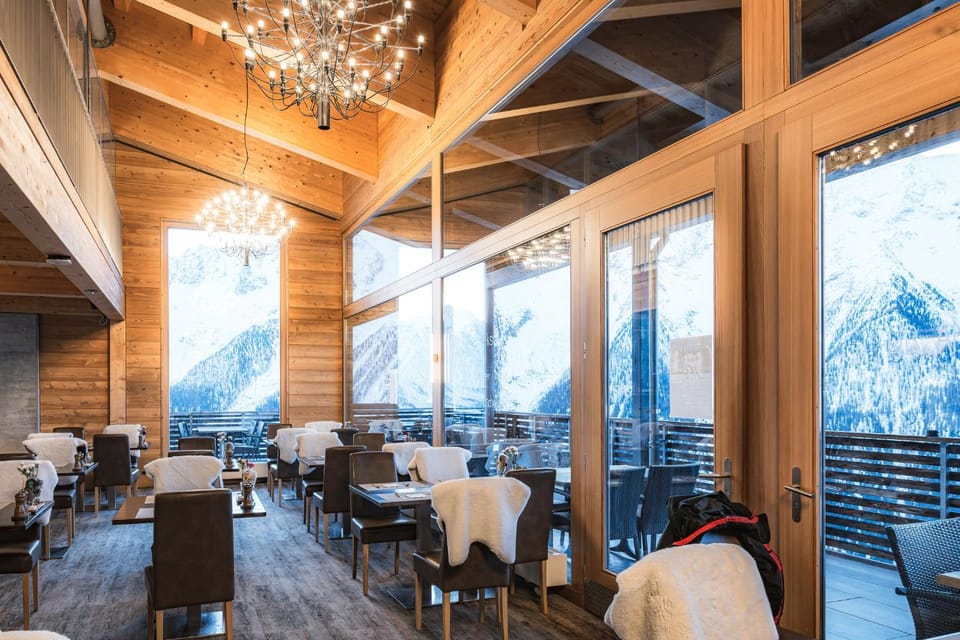 Restaurant/places to eat, Restaurant/places to eat, Banquet/Function facilities, Seating area, Mountain view