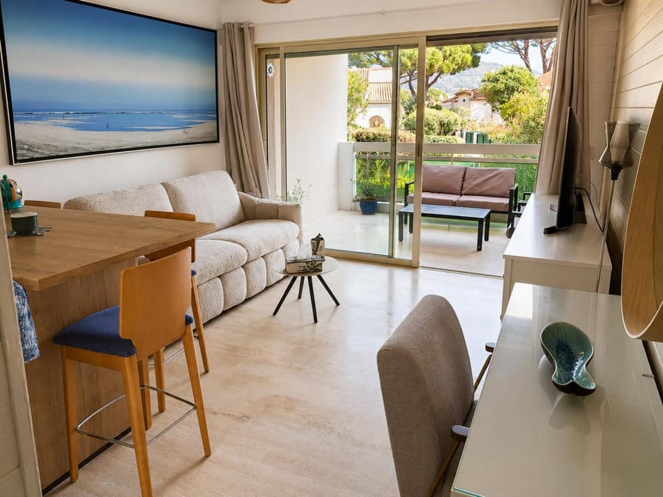 Bed, TV and multimedia, Living room