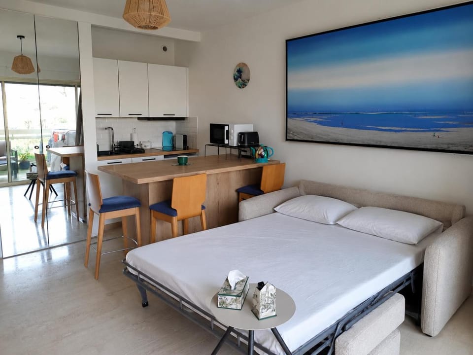 Bed, Kitchen or kitchenette, Living room, Photo of the whole room, Bedroom