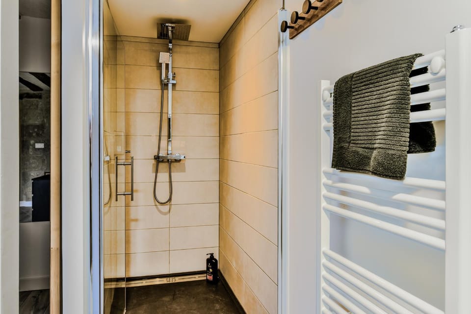 Shower, towels