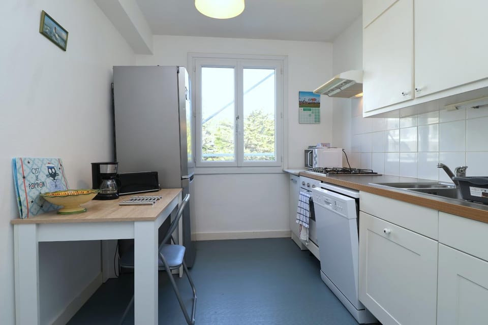 Coffee/tea facilities, dishwasher, oven, toaster