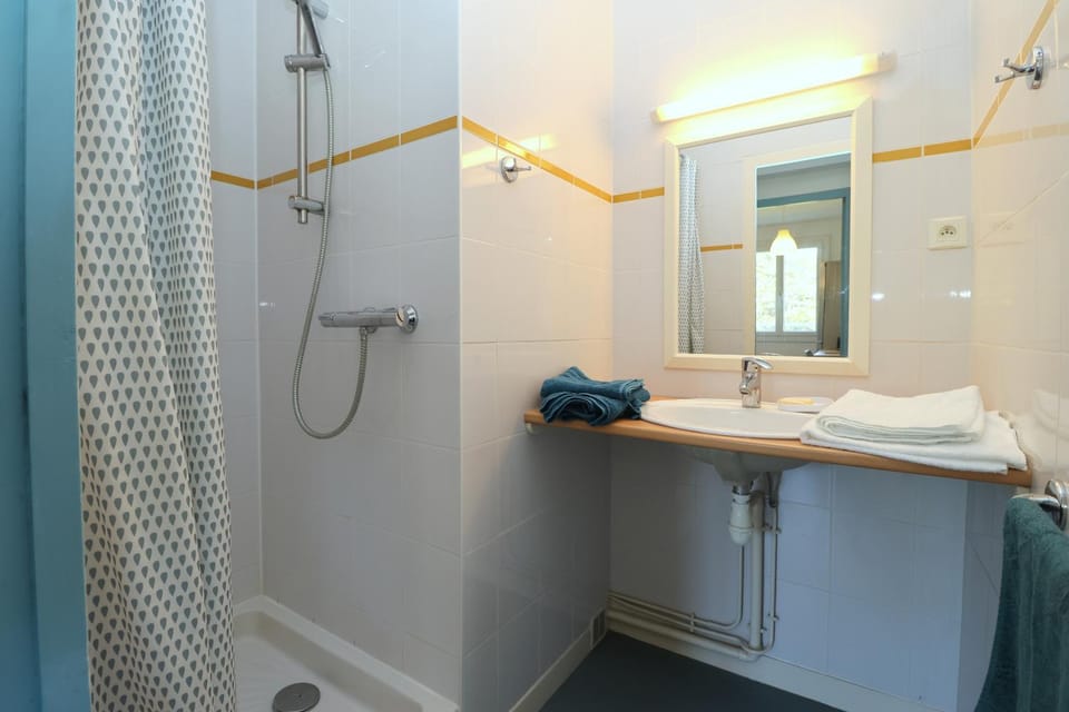 Shower, Bathroom, towels