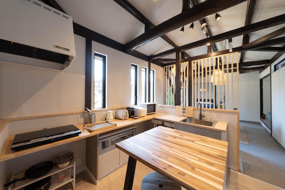 Kitchen or kitchenette, Dining area
