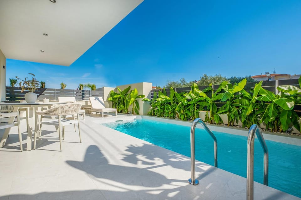 Day, Pool view, Swimming pool, sunbed