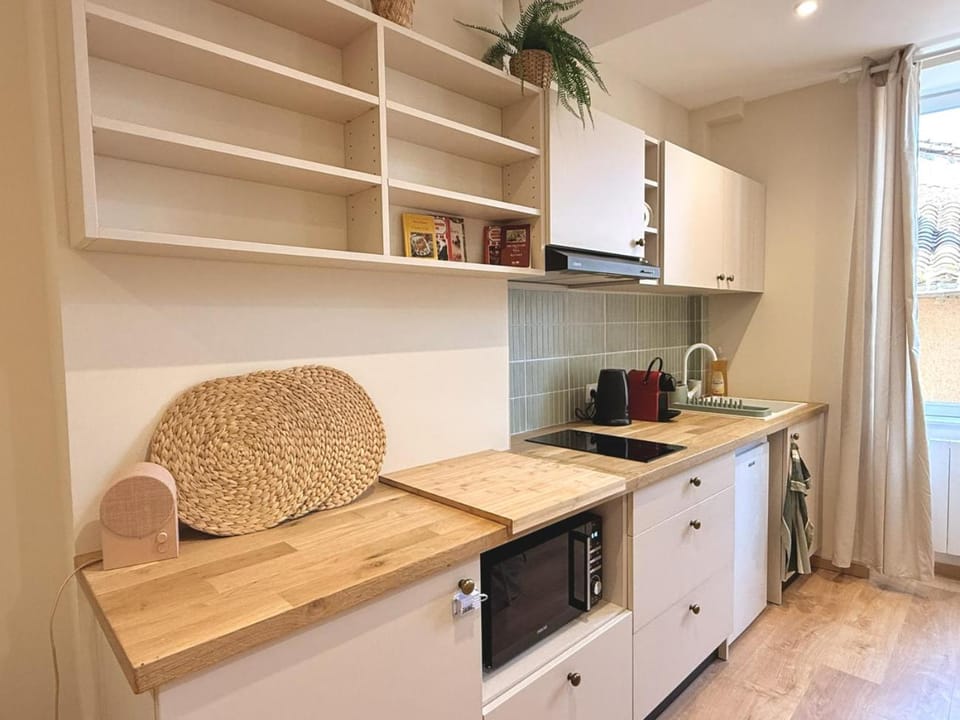 Coffee/tea facilities, heating, internet, microwave, kitchen