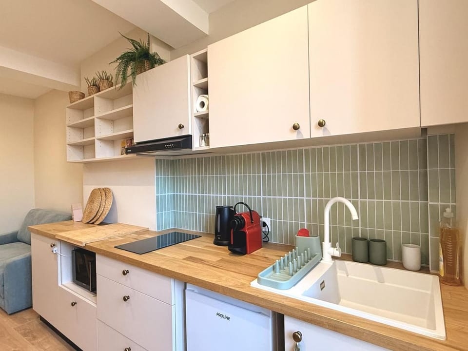 Coffee/tea facilities, heating, internet, microwave, kitchen