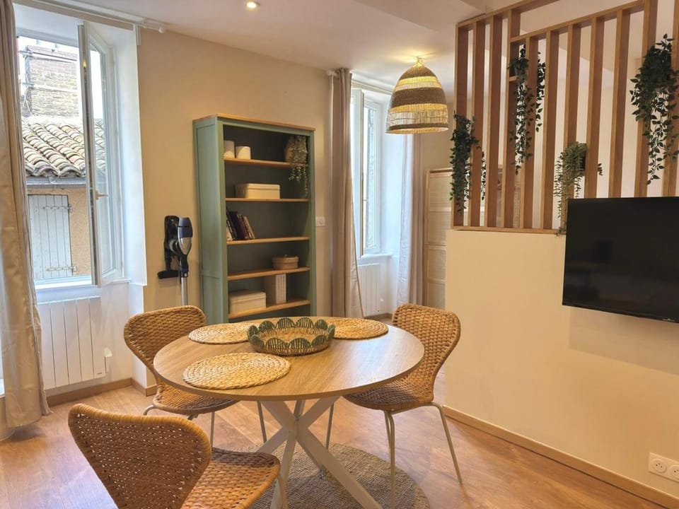 TV and multimedia, Living room, Seating area, Dining area, heating, internet