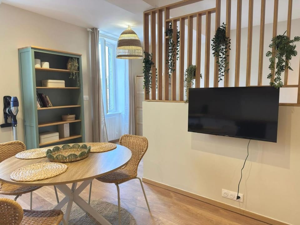 TV and multimedia, Living room, Seating area, heating, internet