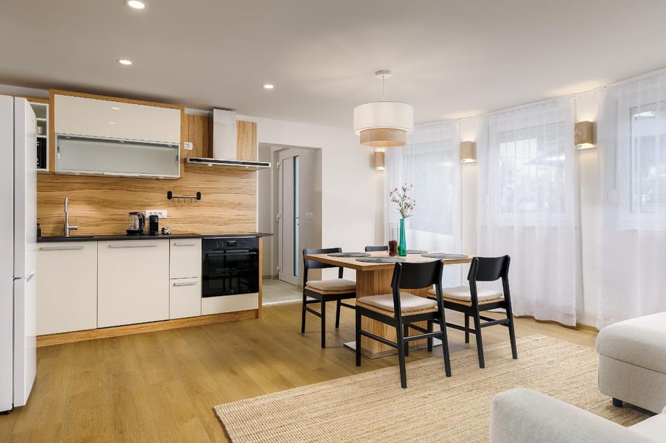 Kitchen or kitchenette, Dining area
