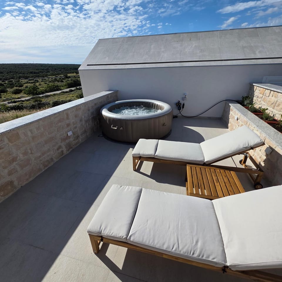 Sunrise & Sunset villa Šimuni by Pag tours Villa in Novalja