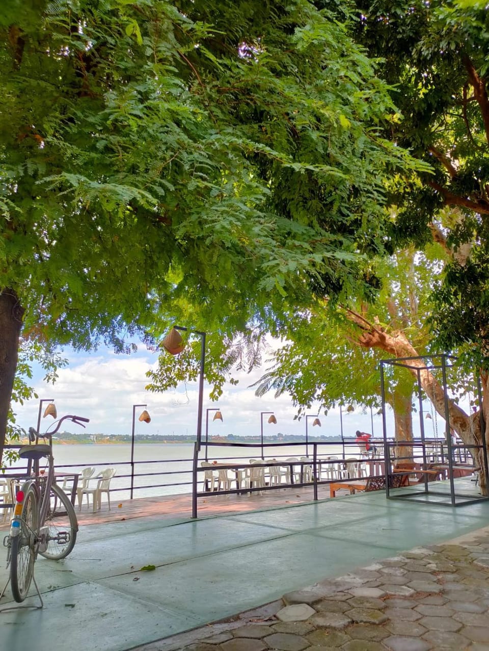 Restaurant/places to eat, River view