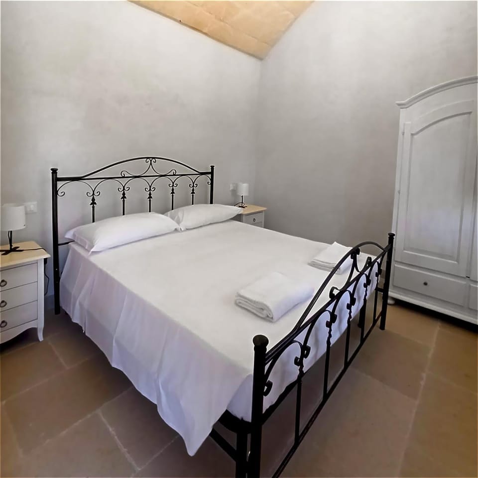 Bed, Bedroom, towels, wardrobe