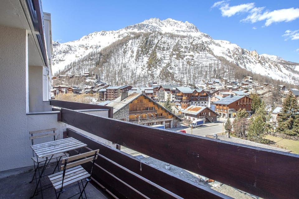 Property building, Spring, Natural landscape, Winter, Balcony/Terrace, Dining area, Mountain view, Mountain view