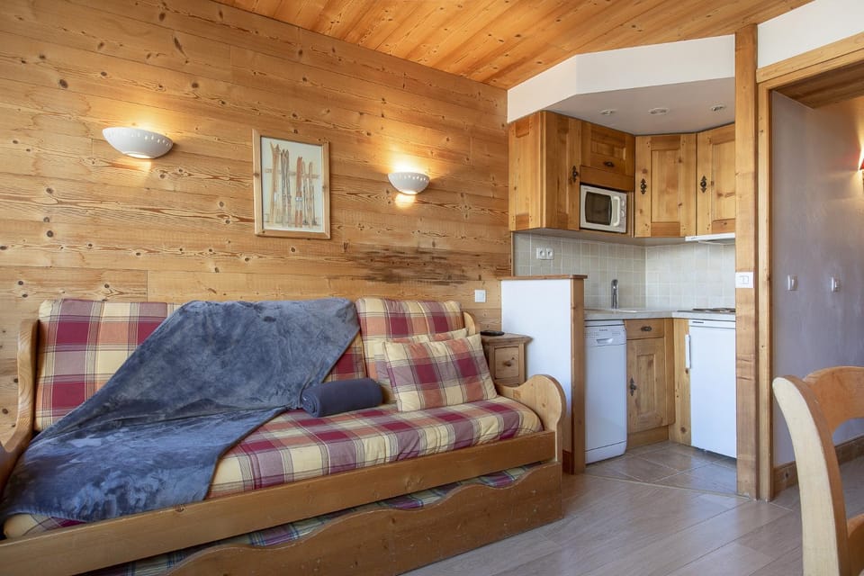 Kitchen or kitchenette, Seating area, Dining area