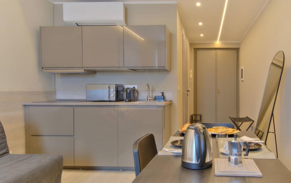 Coffee/tea facilities, Kitchen or kitchenette, Dining area