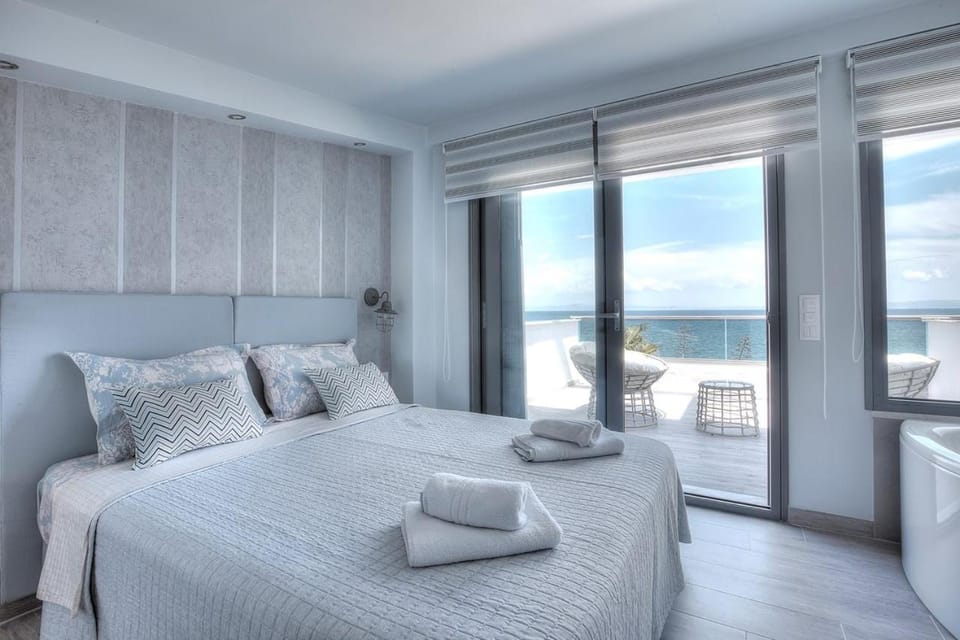 Bed, Natural landscape, View (from property/room), Balcony/Terrace, Photo of the whole room, Bedroom, Sea view, towels