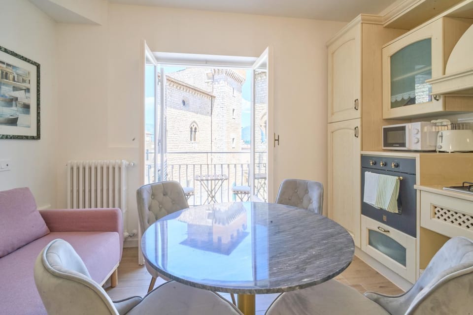 Kitchen or kitchenette, Living room, Seating area, Dining area, minibar