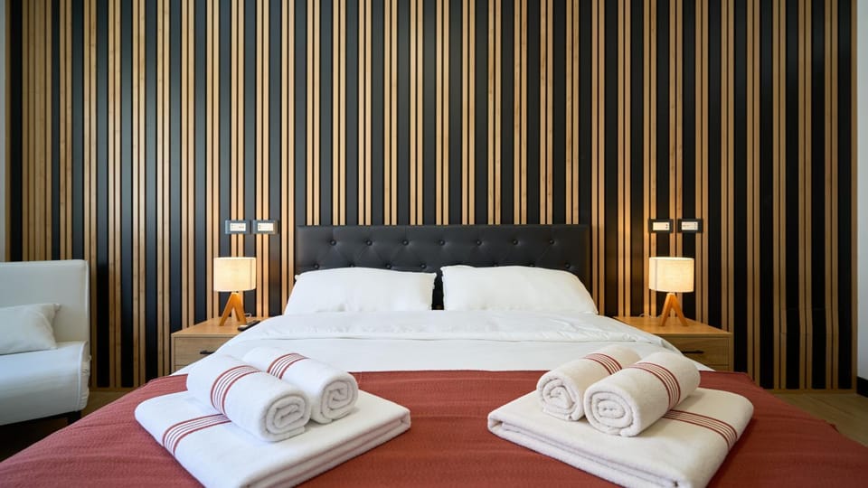 Bed, Photo of the whole room, Bedroom, towels
