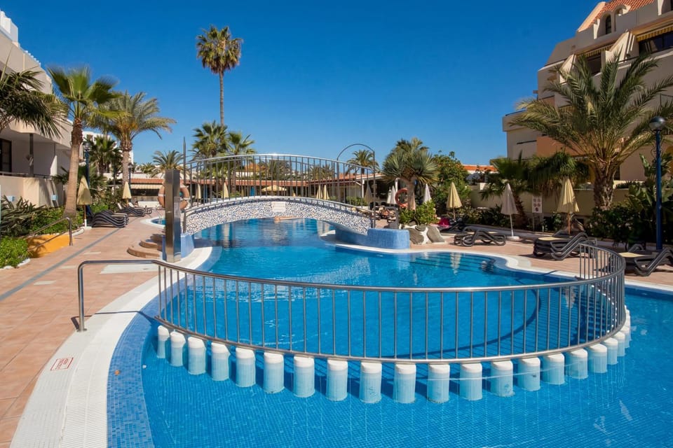 Property building, Swimming pool, sunbed