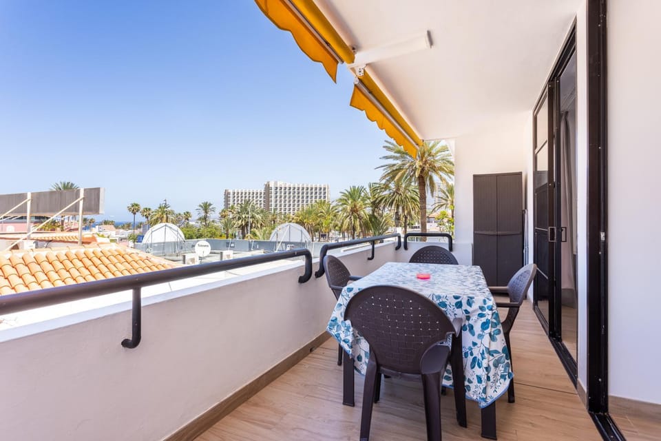 View (from property/room), Balcony/Terrace, Living room, Seating area, Dining area