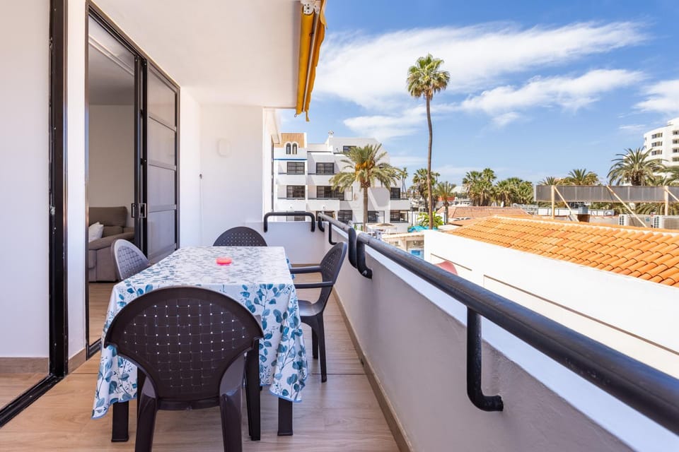 View (from property/room), Balcony/Terrace, Living room, Seating area, Dining area