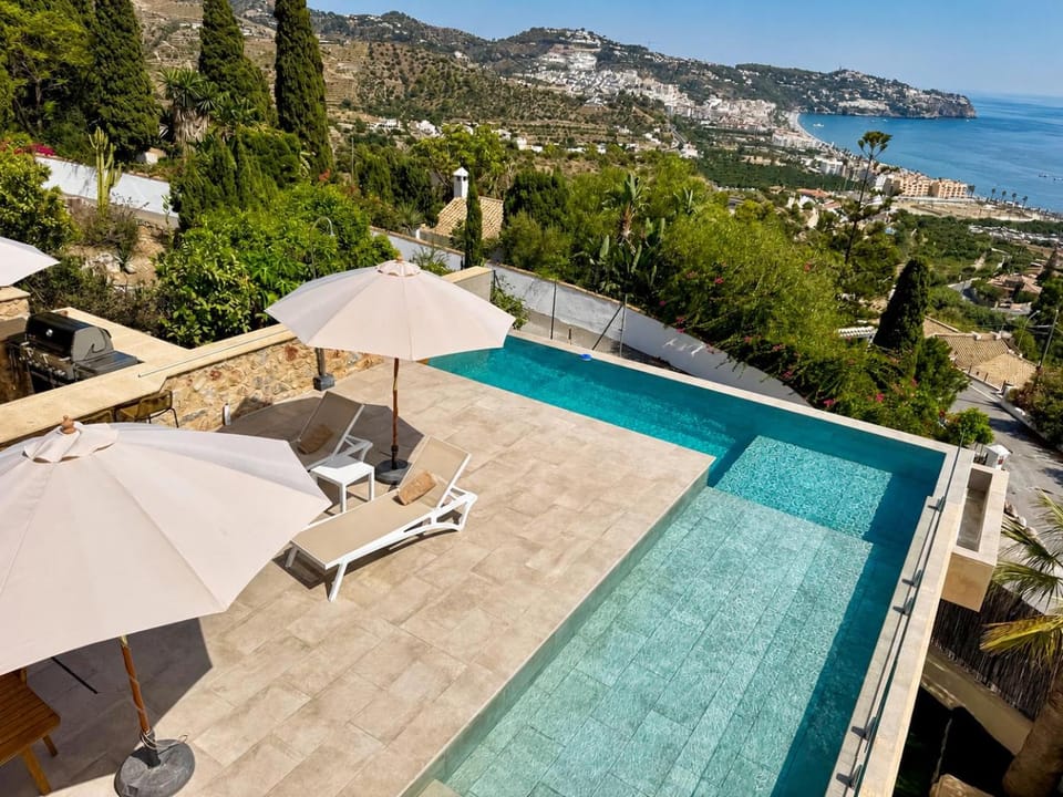 Off site, Bird's eye view, Solarium, View (from property/room), Sea view, Swimming pool