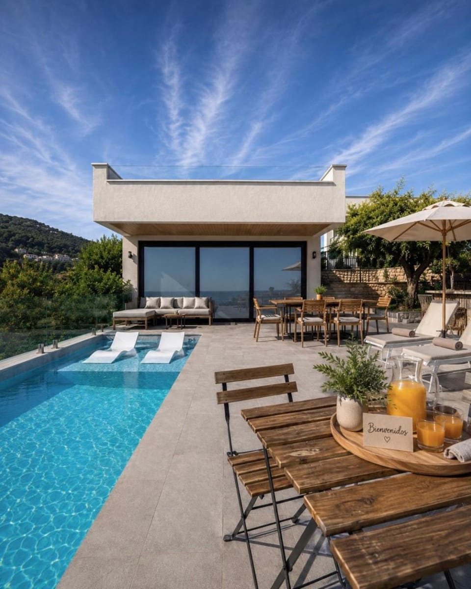 Property building, Natural landscape, Balcony/Terrace, Pool view, Swimming pool, sunbed