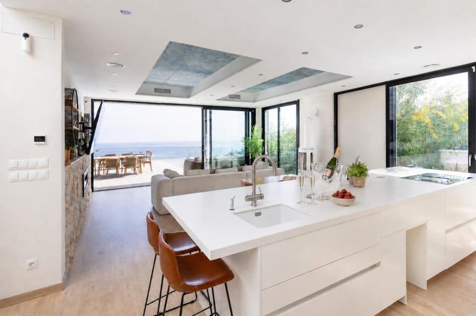 Property building, Communal lounge/ TV room, Kitchen or kitchenette, Kitchen or kitchenette, Living room, Lounge or bar, Garden view, Sea view, kitchen