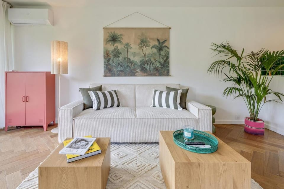 5 minutes from the port - large & beautiful studio - pool & parking Apartment in Saint-Tropez