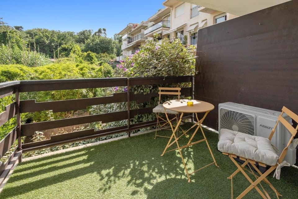 5 minutes from the port - large & beautiful studio - pool & parking Apartment in Saint-Tropez