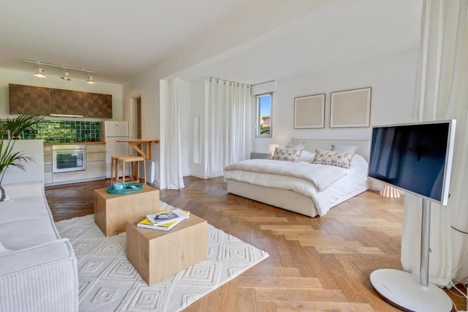 5 minutes from the port - large & beautiful studio - pool & parking Apartment in Saint-Tropez