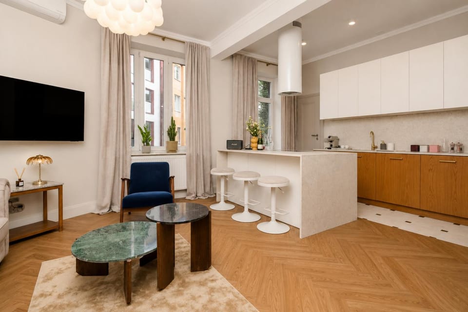 TV and multimedia, Kitchen or kitchenette, Living room, Seating area, Dining area