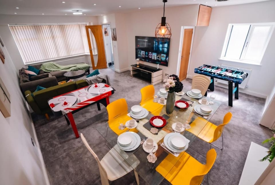 Game Room, TV and multimedia, Living room, Photo of the whole room, Seating area, Dining area